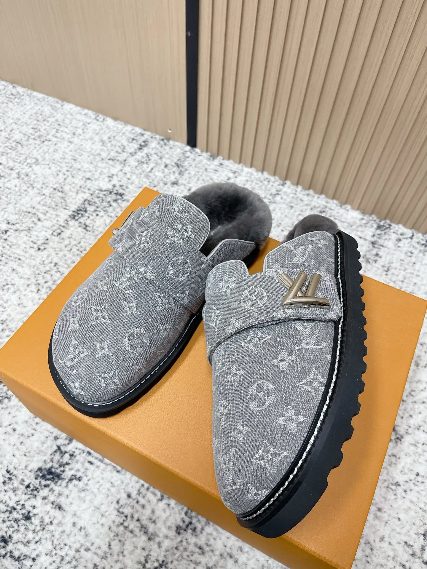 [L Home] P: 500💰 Size: 35-46 (female 40.41, male 45 46 custom-made) Top version Louis vuitton Lv top version LV couple's wool slippers New couple's Birkenstock slippers Cute and loveable, the foot feel is not too good Simple and high-end Sling-hee design Ready to wear and go Good news for lazy people Upper imported cowhide/imported old floral cloth Original hardware buckle, original molded high-density foam outsole Fabric: Yangjing/classic jacquard fabric Lining: imported wool lining Sole: original foam combination sole
